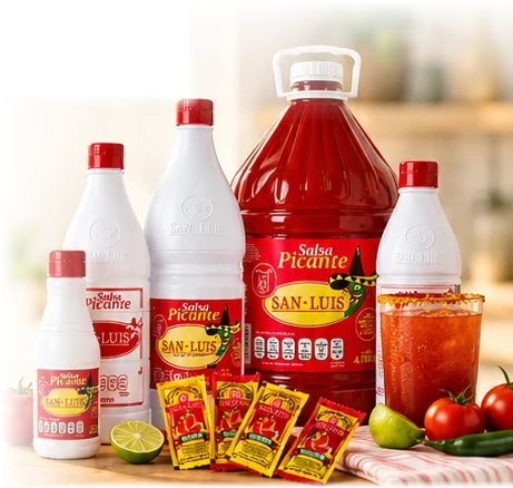 Botellas de salsa picante San Luis, con tomates y limones