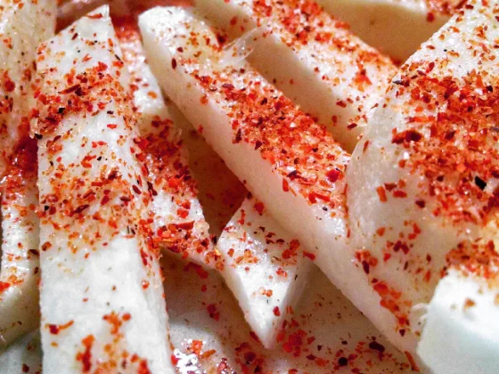 Jícama con Salsa San Luis